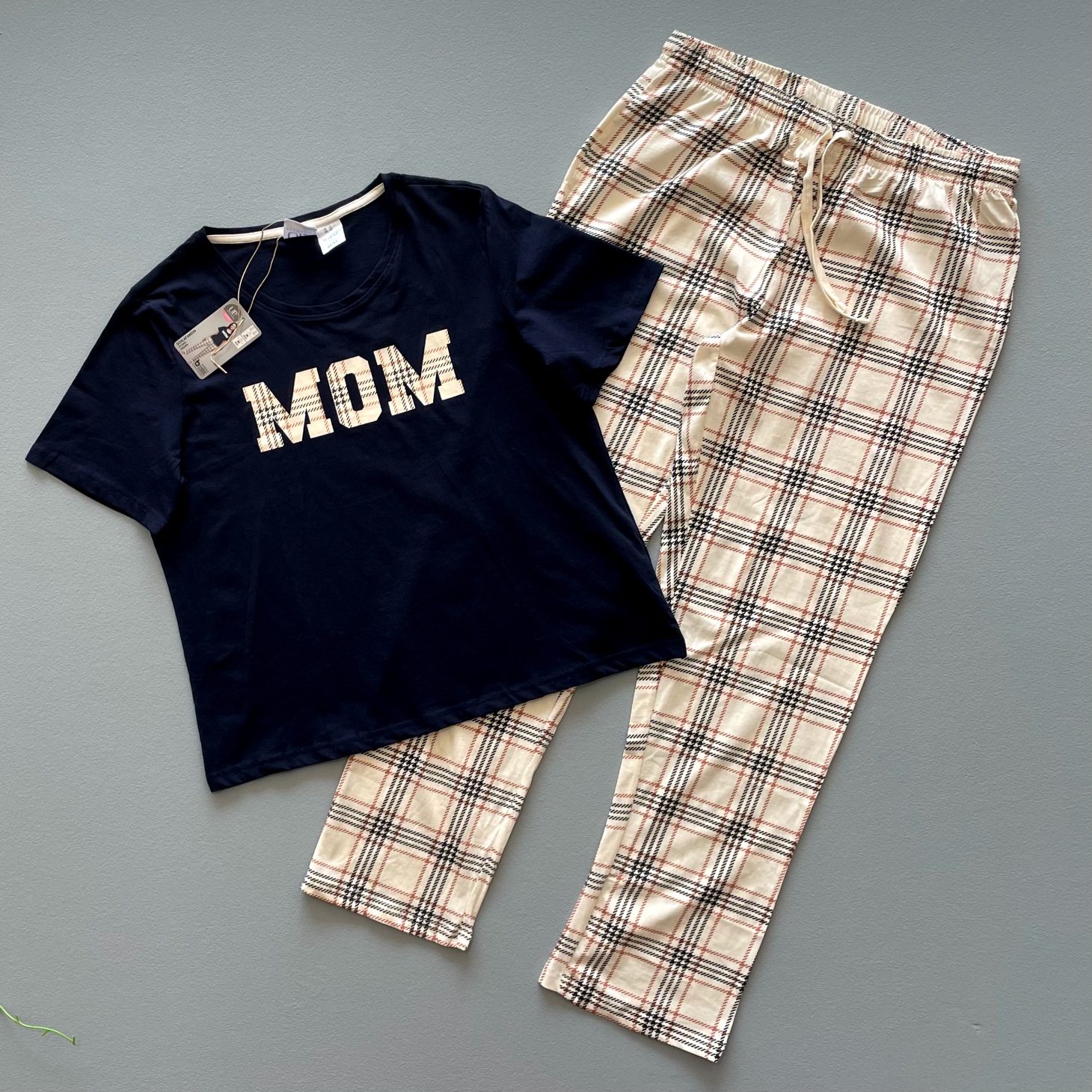 ست تیشرت شلوار راحتی برند UP2 سرمه‌ای طرح MOM باکیفیت زنانه اصل اورجینال آلمانی دخترانه استوک چهارخونه